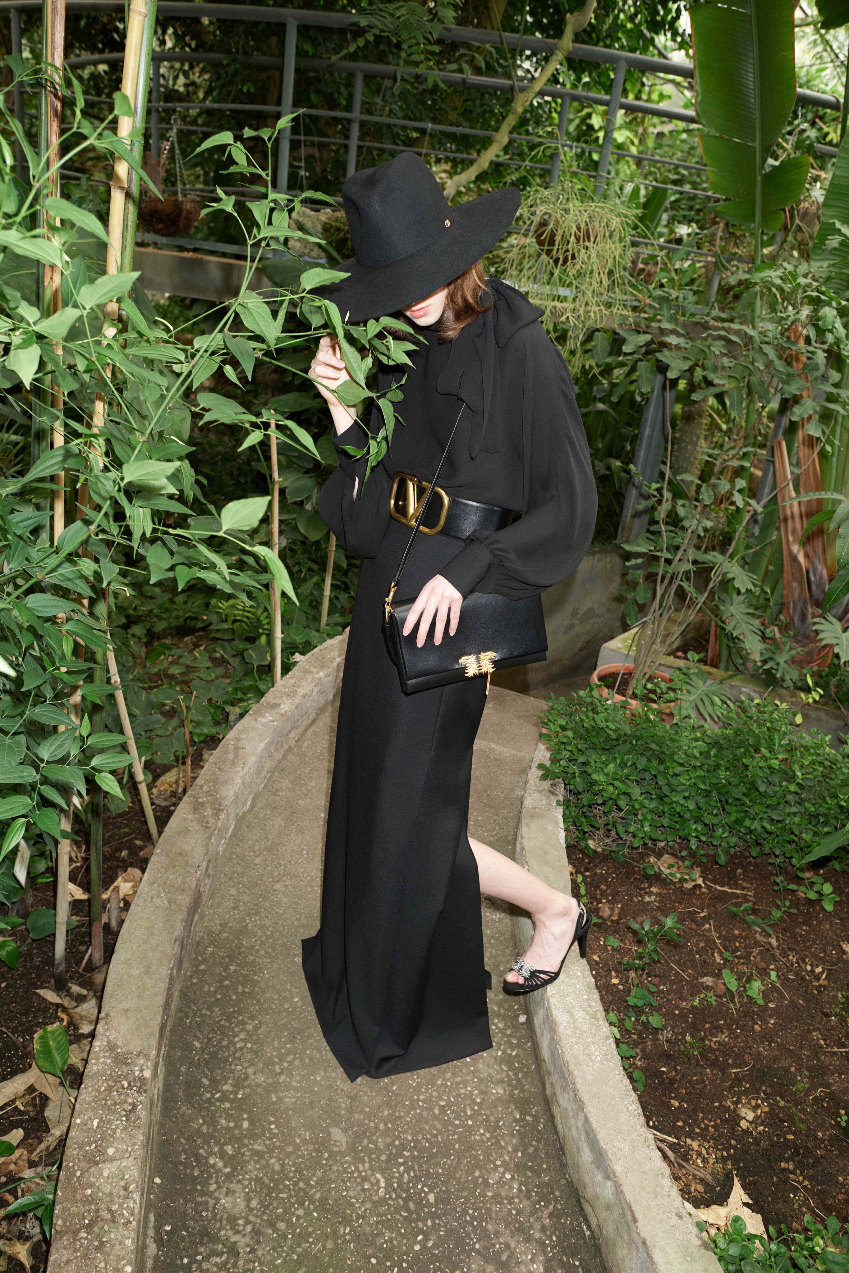 Valentino: the belt is the new accessory to upgrade a look